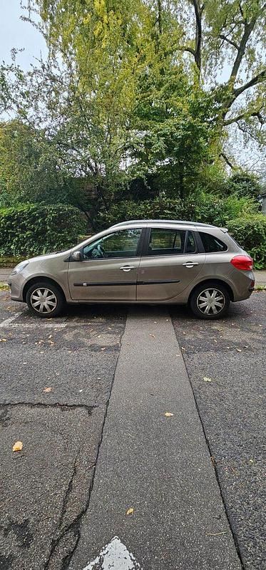 Beige Gebraucht 2008 Renault Clio II Dynamique Limousine | 2.650 € (Fairer Preis) - Bild 1/4