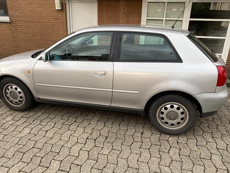 Grau Gebraucht 2000 Audi A3 Kleinwagen | 800 € (Superpreis) - Bild 1/4