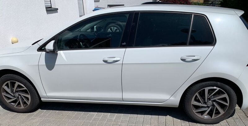 Weiß Gebraucht 2017 VW Golf VII Sound Limousine | 13.850 € (Guter Preis) - Bild 1/4