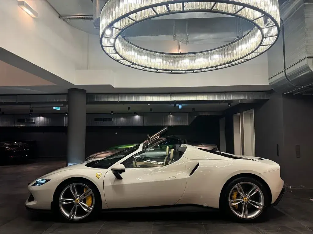 Gebraucht Ferrari 296 829 PS (609 kW) 2025 Weiß Cabrio