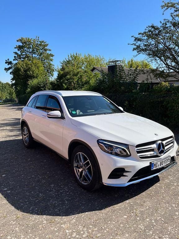 Weiß Gebraucht 2018 Mercedes GLC220 AMG SUV | 29.940 € (Fairer Preis) - Bild 1/4