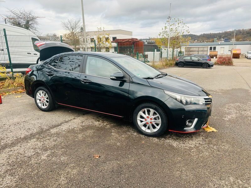 Andere außenfarben Gebraucht 2014 Toyota Corolla Limousine | 14.000 € - Bild 1/4
