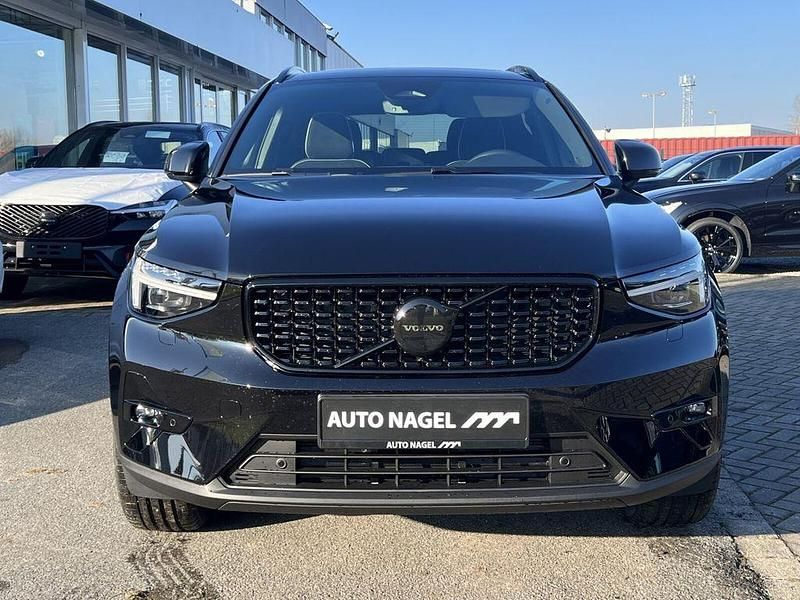 Neu Volvo XC40 Plus 197 PS (144 kW) 2026 Schwarz SUV