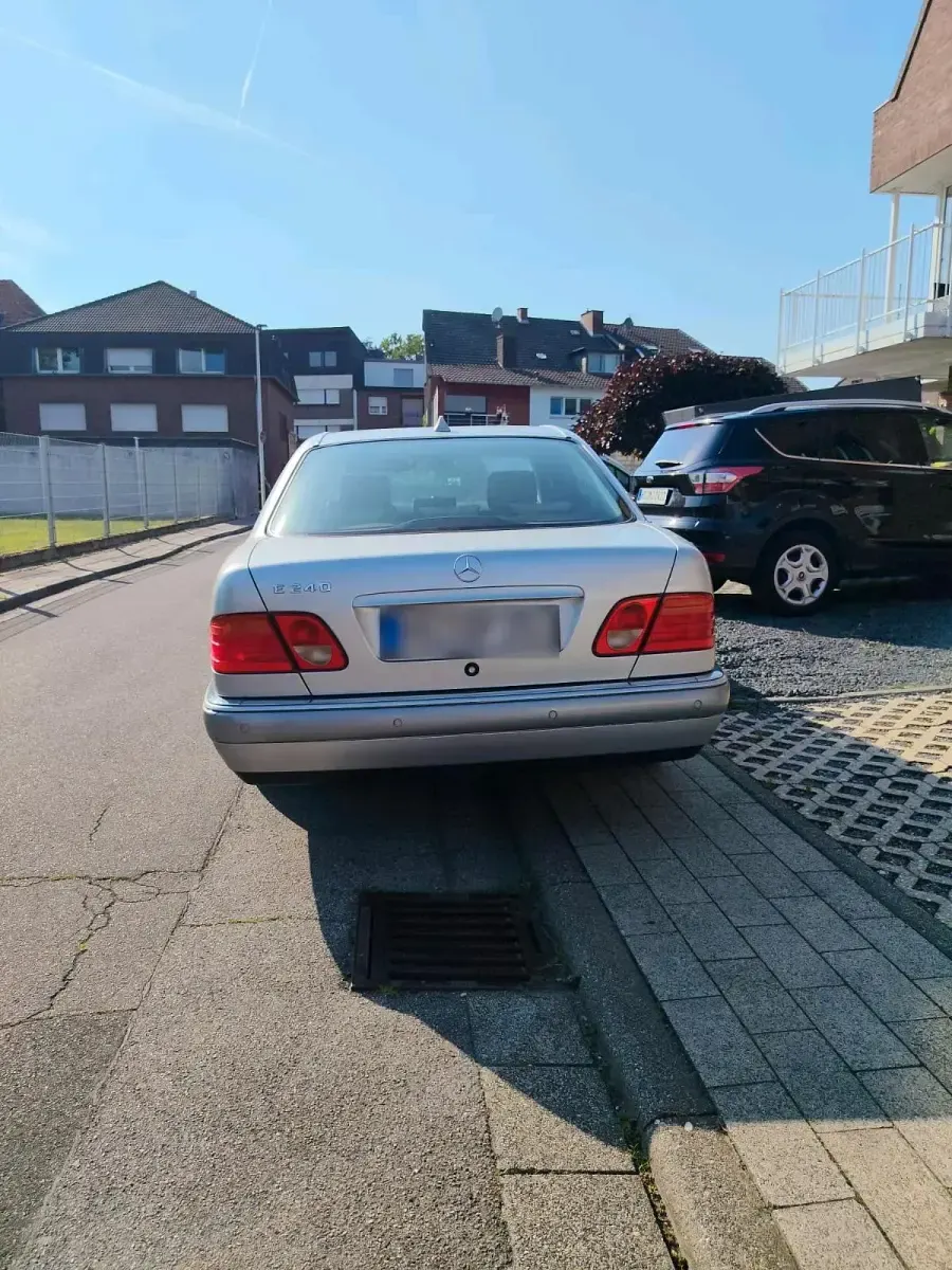 Gebraucht Mercedes E240 Elegance 170 PS (125 kW) 1999 Silber Limousine