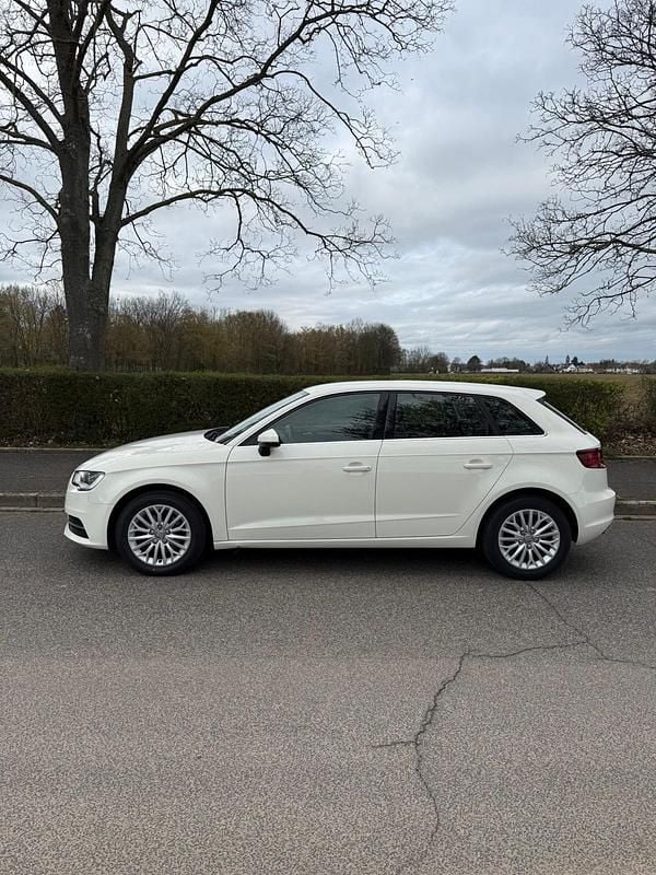 Gebraucht Audi A3 Sportback 105 PS (77 kW) 2013 Weiß Kleinwagen