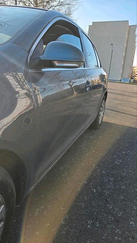 Second-hand VW Jetta 115 CP (84 kW) 2005 Gri Berlinǎ