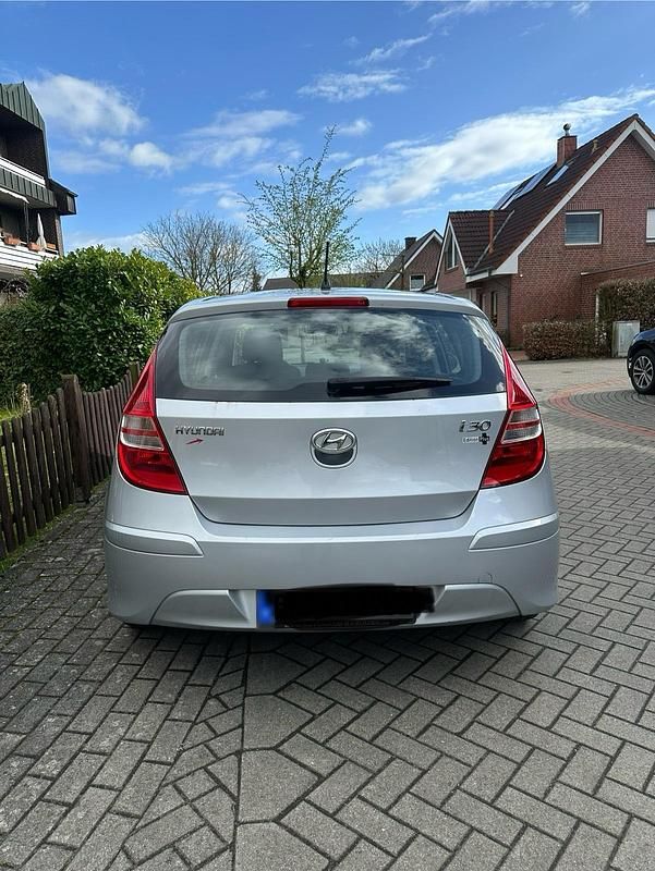 Gebraucht Hyundai i30 105 PS (77 kW) 2011 Silber Kleinwagen