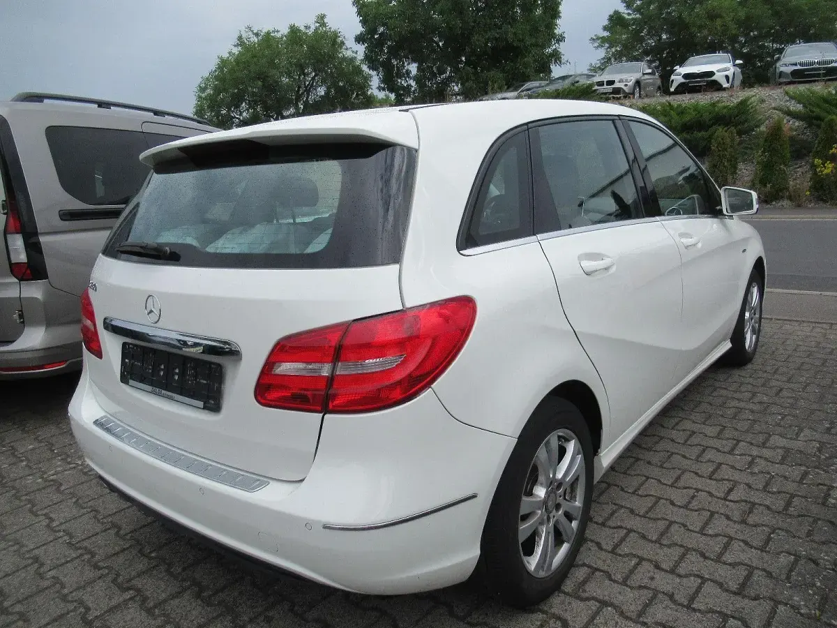 Gebraucht Mercedes B180 122 PS (89 kW) 2011 Weiß Kleinwagen