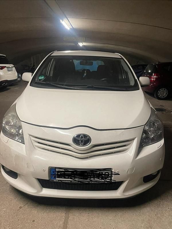 Gebraucht Toyota Verso 150 PS (110 kW) 2012 Weiß Van / Kleinbus