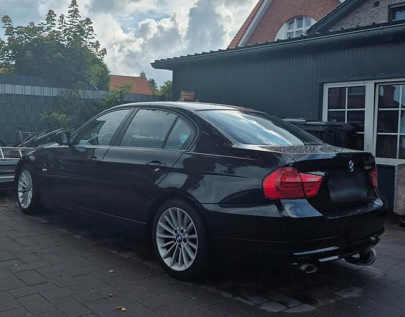 Schwarz Gebraucht 2011 BMW 318 Limousine | 6.850 € (Fairer Preis) - Bild 1/4