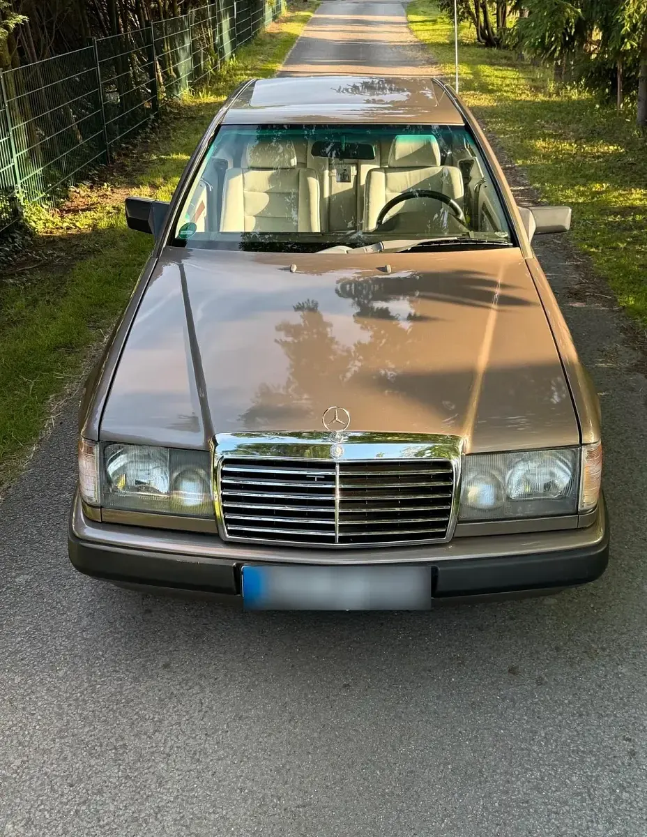 Gebraucht Mercedes E230 132 PS (97 kW) 1987 Braun Coupé