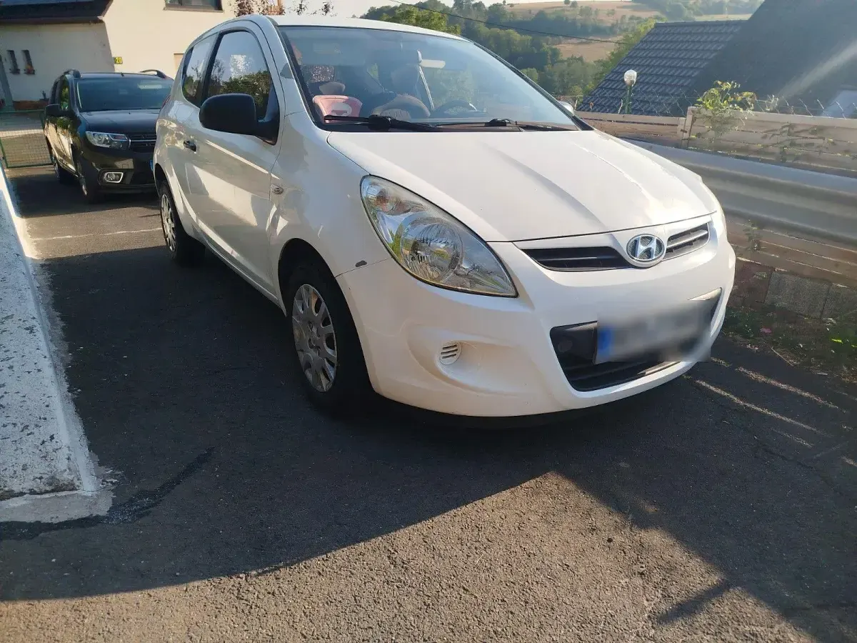 Gebraucht Hyundai i20 Comfort 77 PS (56 kW) 2011 Weiß Kleinwagen