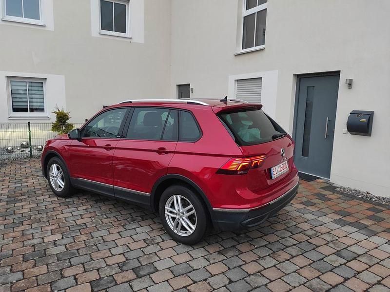 Gebraucht VW Tiguan Active 150 PS (110 kW) 2023 Rot SUV