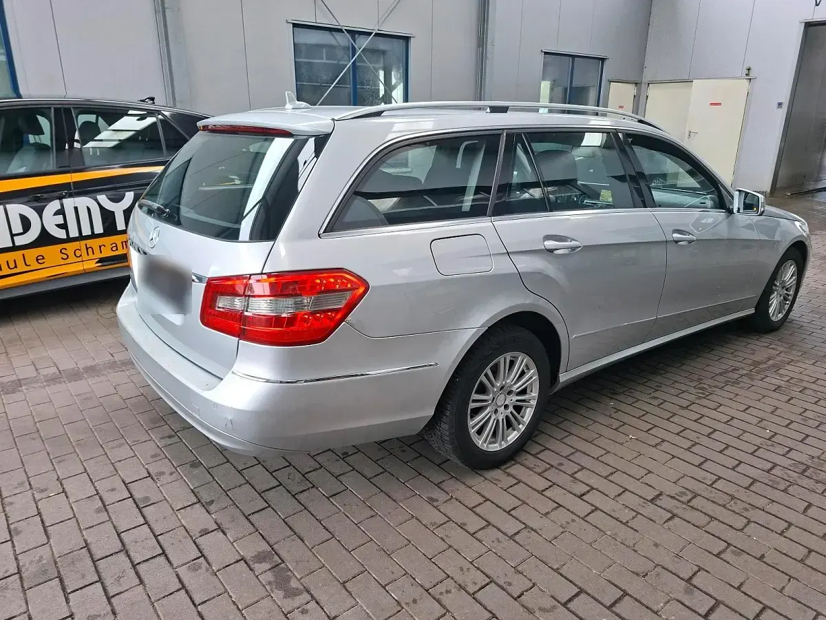 Gebraucht Mercedes E220 170 PS (125 kW) 2011 Silber Kombi