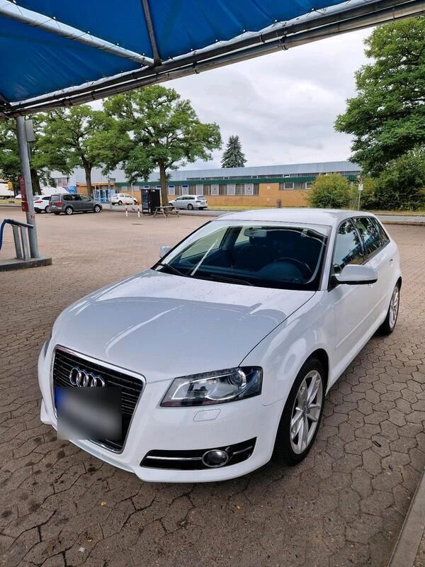 Weiß Gebraucht 2012 Audi A3 Attraction Limousine | 9.900 € (Teuer) - Bild 1/4