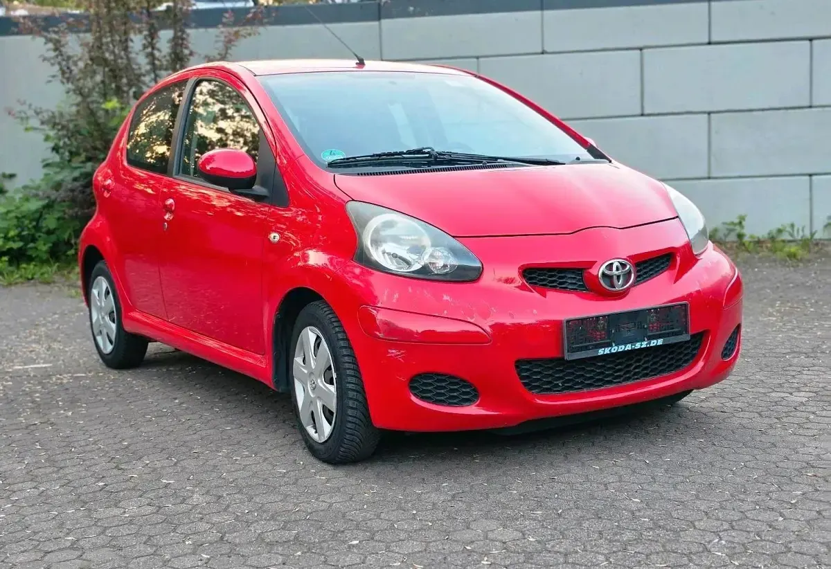 Gebraucht Toyota Aygo 68 PS (50 kW) 2011 Rot Kleinwagen