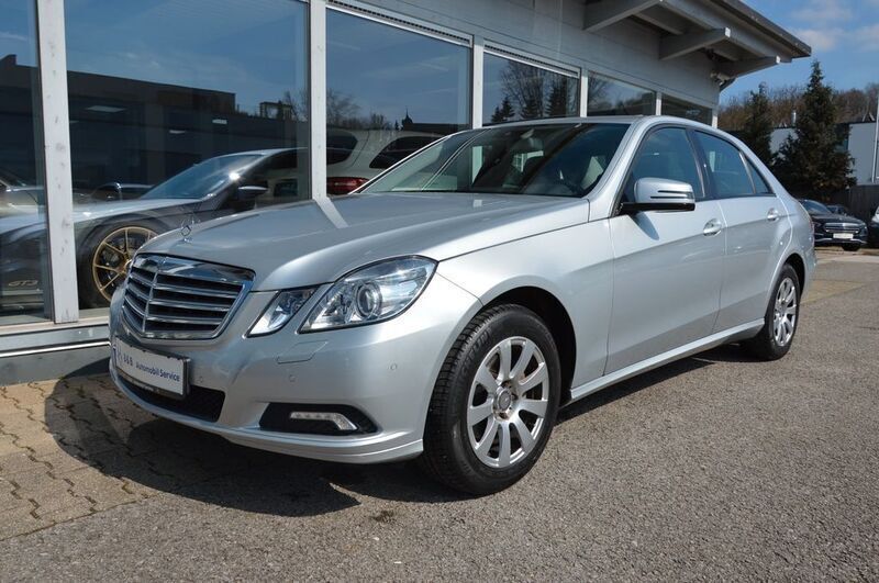 Iridiumsilber metalliclack Gebraucht 2010 Mercedes E200 Limousine | 12.490 € (Fairer Preis) - Bild 1/4