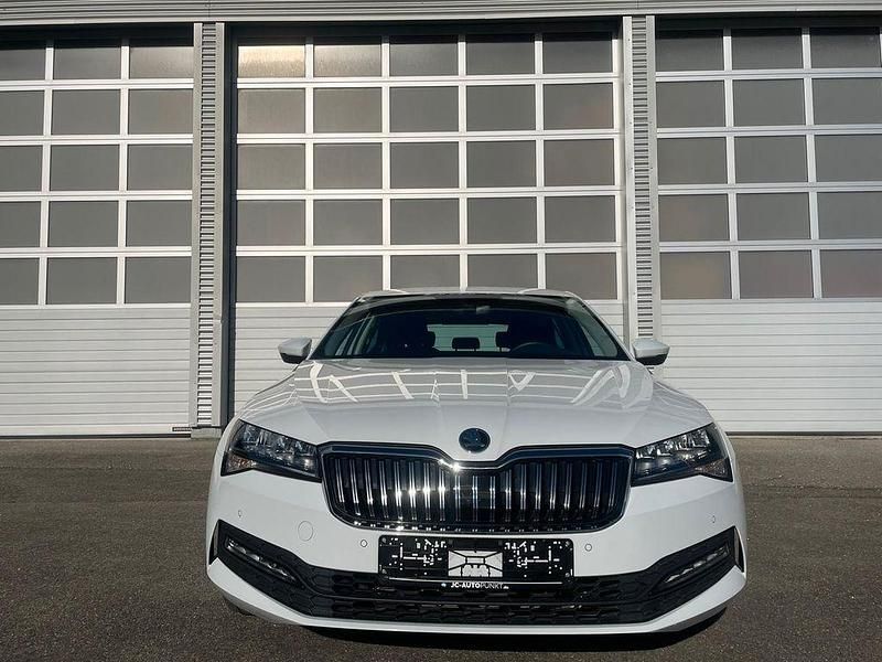 Gebraucht Skoda Superb Ambition 150 PS (110 kW) 2023 Moonweiss metallic Limousine