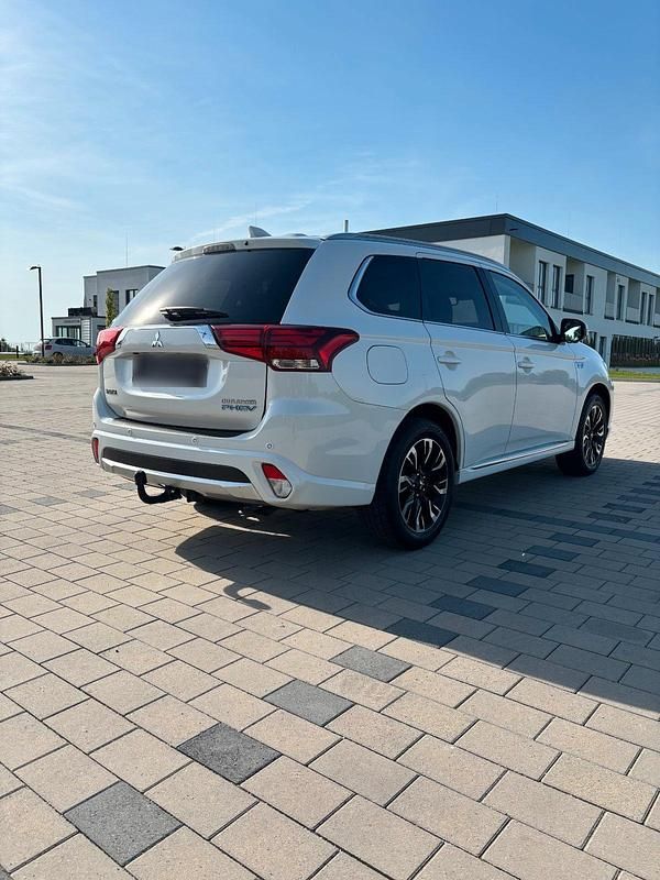 Second-hand Mitsubishi Outlander P-HEV 211 CP (155 kW) 2017 Alb SUV