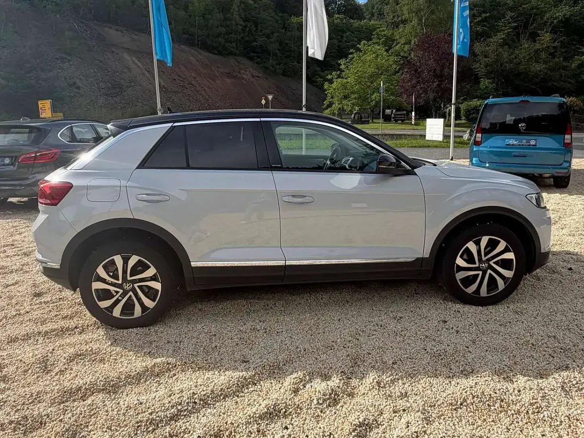 Gebraucht VW T-Roc Active 110 PS (80 kW) 2021 White silver metallic SUV