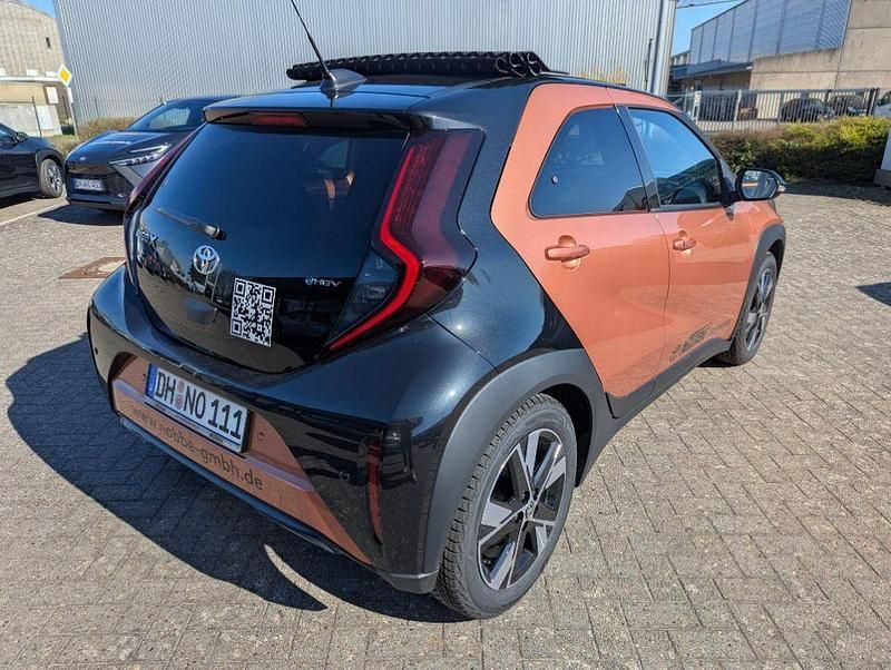 Neu Toyota Aygo X Lounge 116 PS (85 kW) 2026 Cinnamon bronze metallic / black SUV