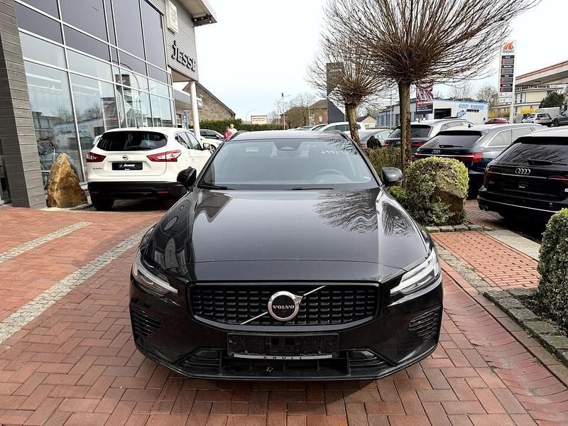 Gebraucht Volvo V60 Plus 253 PS (186 kW) 2022 Schwarz metallic Kombi