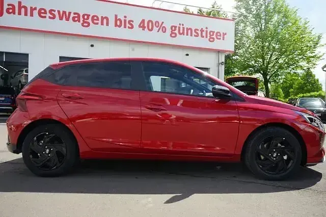 Neu Hyundai i20 Blackline 90 PS (66 kW) 2026 Dragonredmet. Kleinwagen