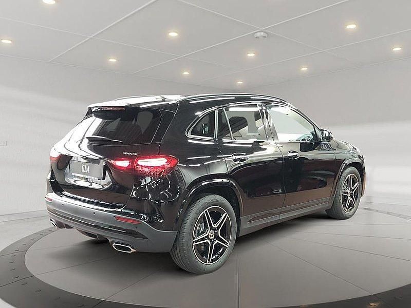 Gebraucht Mercedes GLA220 190 PS (139 kW) 2024 Metalliclack kosmosschwarz SUV