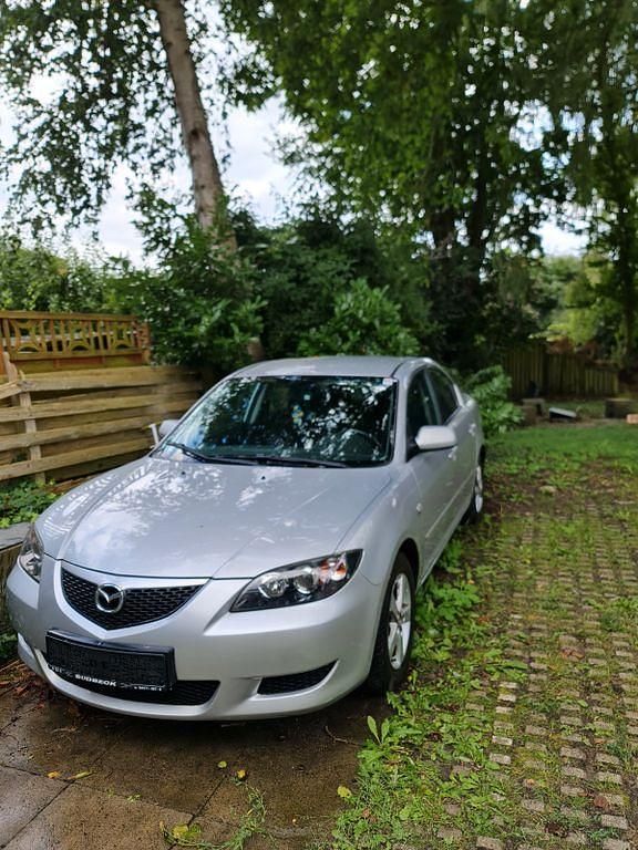 Grau Gebraucht 2005 Mazda 3 Comfort Limousine | 1.000 € (Superpreis) - Bild 1/4