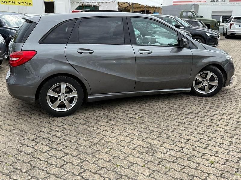 Grau Gebraucht 2013 Mercedes B180 Van / Kleinbus | 5.250 € (Teuer) - Bild 1/4