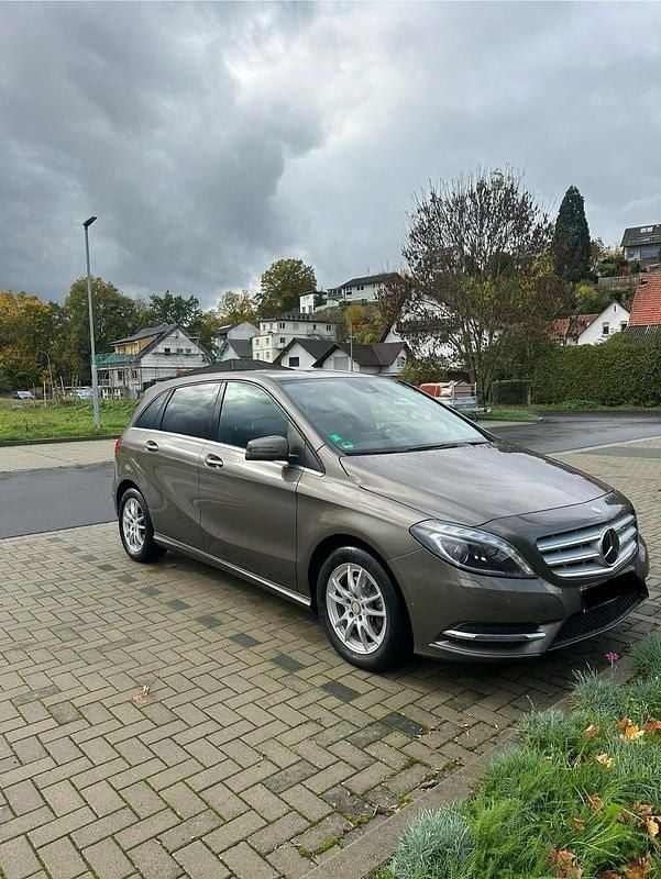 Grau Gebraucht 2014 Mercedes B200 Van / Kleinbus | 13.500 € (Fairer Preis) - Bild 1/4