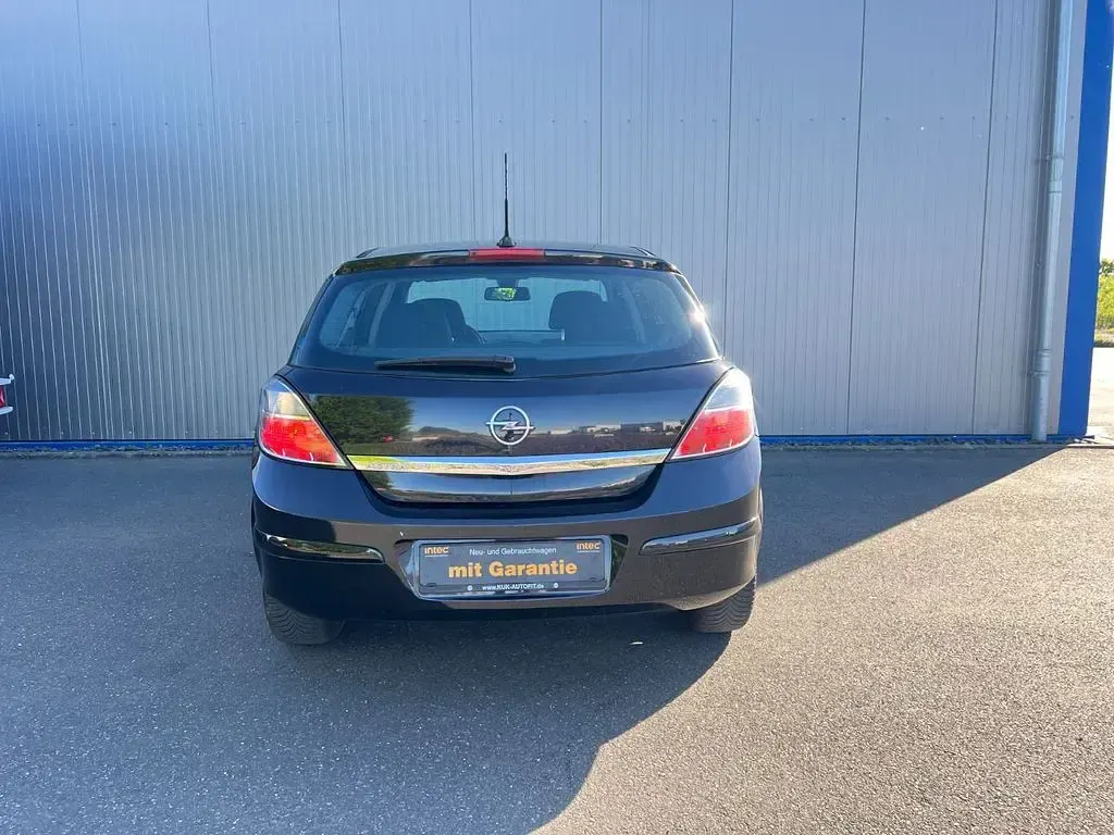 Używany Opel Astra Edition 105 KM (77 kW) 2007 Czarny Sedan/Limuzyna