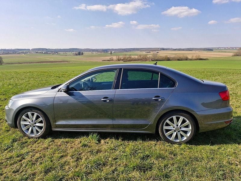 Gebraucht VW Jetta Highline 140 PS (102 kW) 2012 Grau Limousine