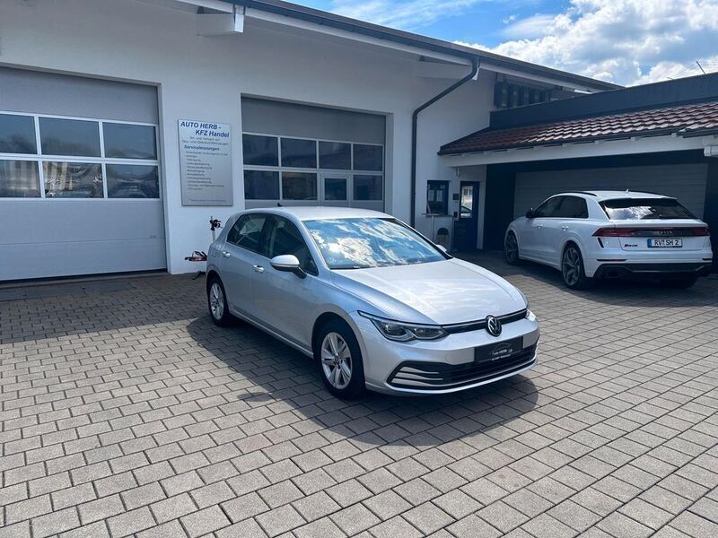Silber Gebraucht 2020 VW Golf VIII Life Limousine | 14.900 € - Bild 1/4