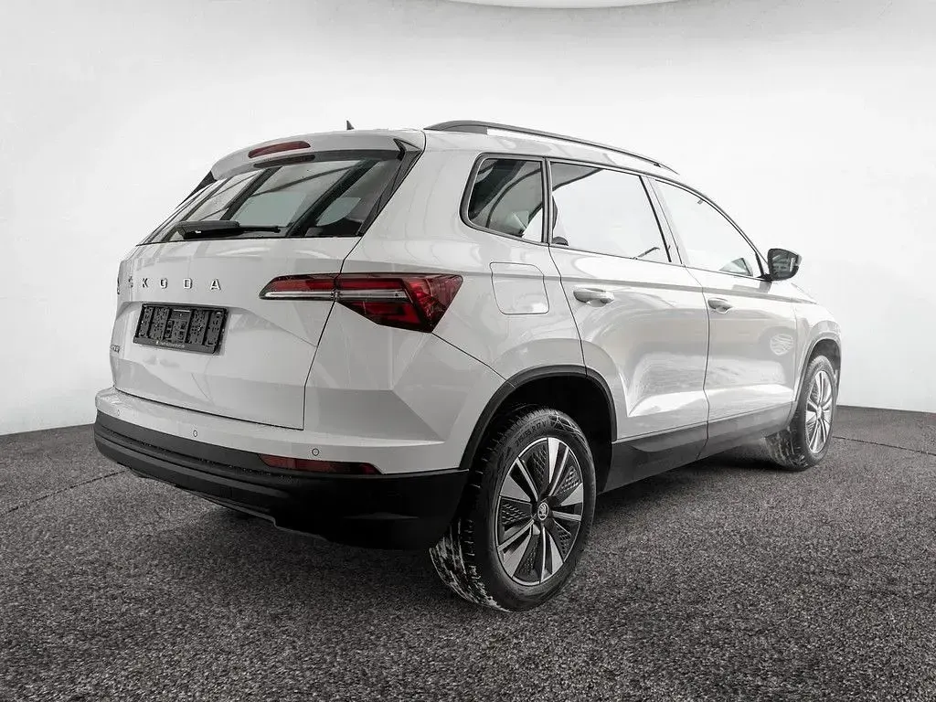 Gebraucht Skoda Karoq Tour 150 PS (110 kW) 2023 Moonweiß perleffekt SUV