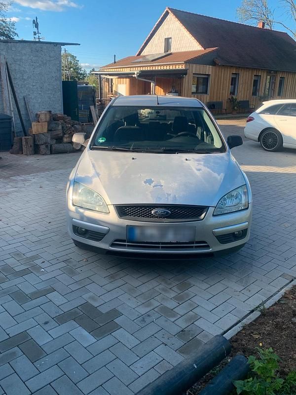 Grau Gebraucht 2005 Ford Focus Kombi | 800 € (Guter Preis) - Bild 1/4