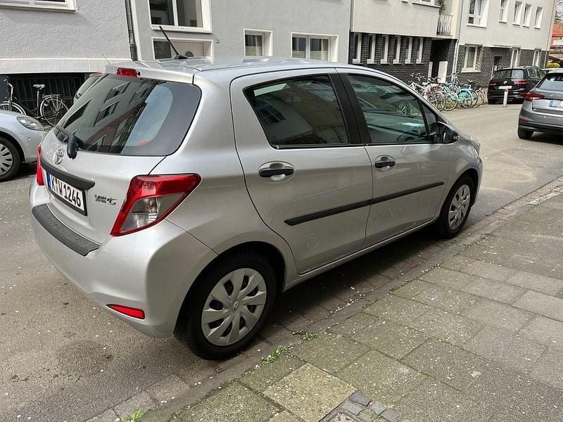 Gebraucht Toyota Yaris Cool 99 PS (72 kW) 2012 Silber Kleinwagen