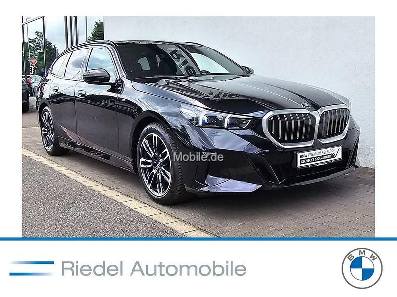 Schwarz Gebraucht 2024 BMW 520 M Sport Kombi | 51.790 € (Superpreis) - Bild 1/3