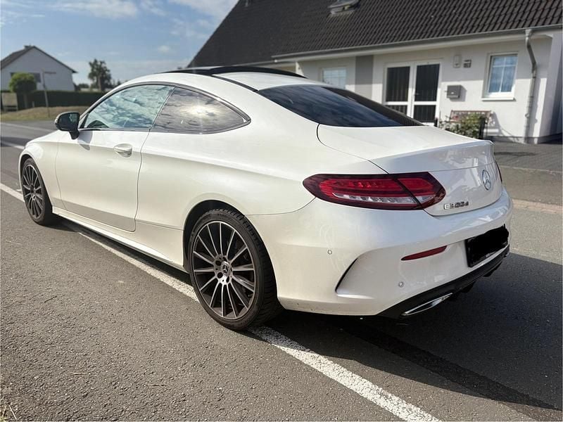Gebraucht Mercedes C300 AMG line 245 PS (180 kW) 2021 Weiß Coupé