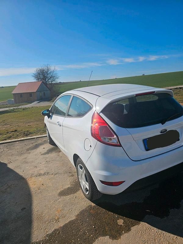 Gebraucht Ford Fiesta 60 PS (44 kW) 2017 Weiß Kleinwagen