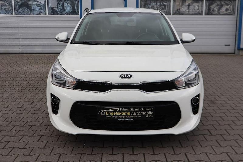 Gebraucht Kia Rio DREAM-TEAM Edition 101 PS (74 kW) 2017 Weiß Limousine