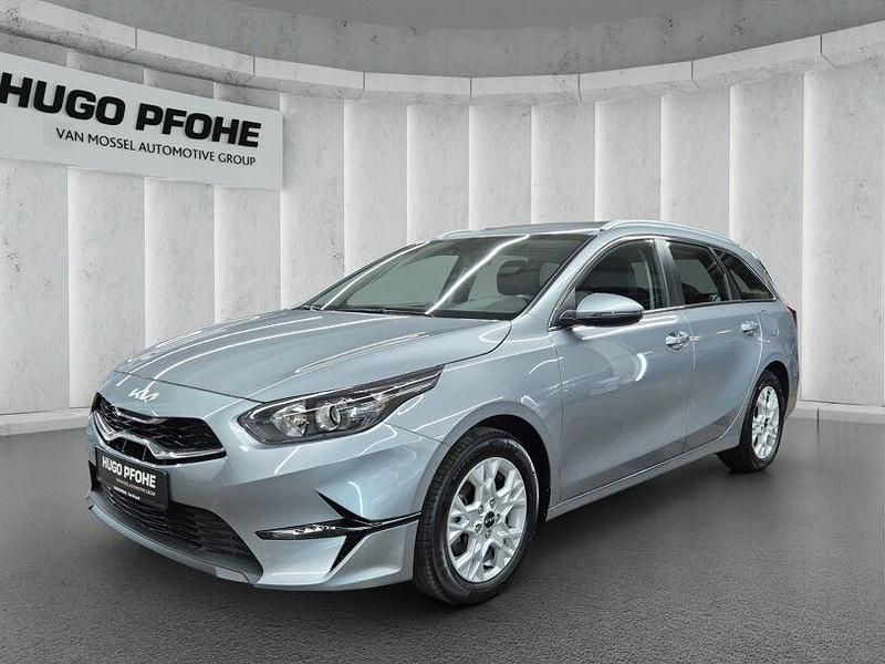 (css) lunar silver m Gebraucht 2023 Kia Ceed Vision Kleinwagen | 18.999 € (Fairer Preis) - Bild 1/4
