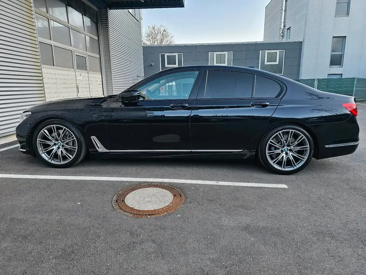 Gebraucht BMW 750 Shadowline 449 PS (330 kW) 2017 Schwarz Limousine