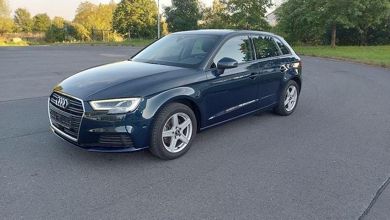 Blau Gebraucht 2019 Audi A3 Sportback g-tron Comfort Kleinwagen | 15.900 € (Fairer Preis) - Bild 1/4