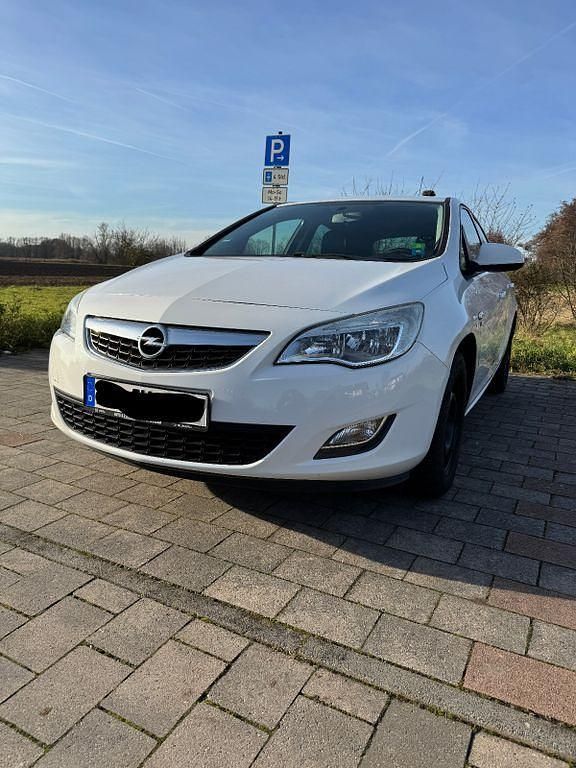 Gebraucht Opel Astra 140 PS (102 kW) 2012 Weiß Limousine