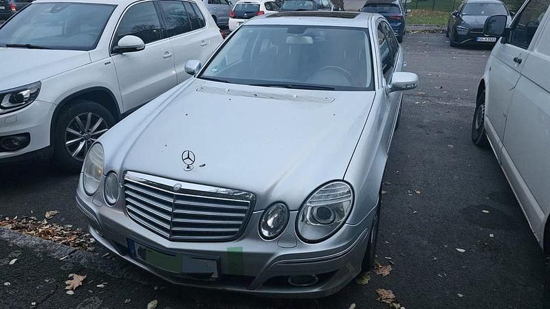 Grau Gebraucht 2008 Mercedes E220 Elegance Limousine | 4.500 € (Fairer Preis) - Bild 1/2
