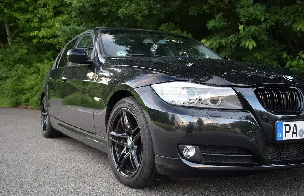 Gebraucht BMW 320 Lifestyle 184 PS (135 kW) 2011 Schwarz Limousine
