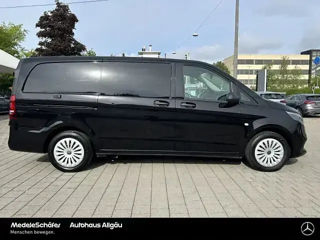 Gebraucht Mercedes Vito 163 PS (119 kW) 2024 Obsidianschwarz (metallic) Van