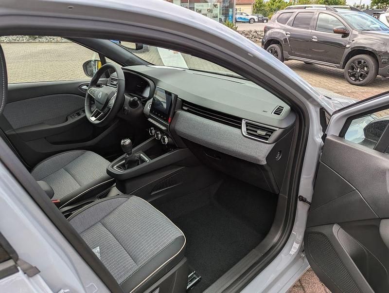 Neu Renault Clio V Techno 91 PS (66 kW) 2025 Grau Limousine