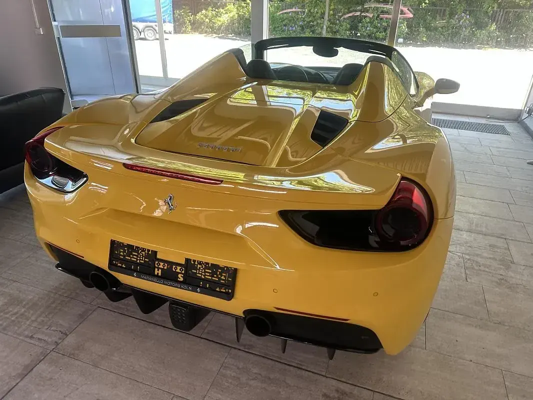 Gebraucht Ferrari 488 669 PS (492 kW) 2017 Gelb Cabrio